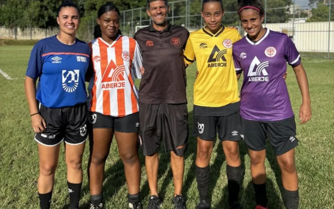 Futebol de mulheres, Futebol das meninas, Futebol feminino e masculino