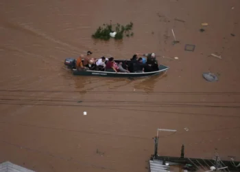 tempestades, inundações, alagamentos;