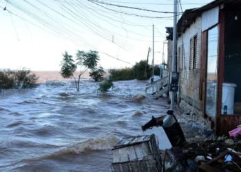 inundações, chuvas, tempestades;