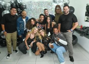 participantes, Big Brother Brasil, reality show, convidados especiais, ovadação, fãs, cantando, apresentação;