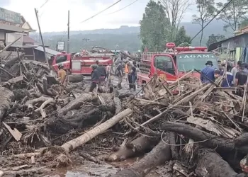 chuvas torrenciais, erupções, lahar, deslizamentos de cinzas;