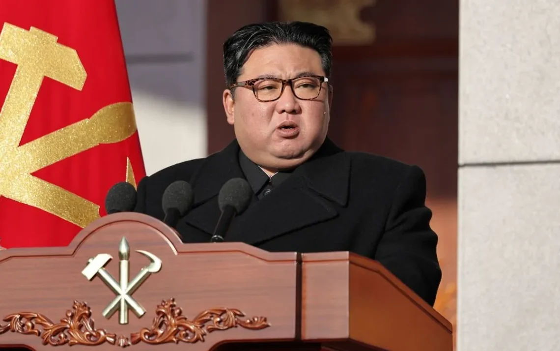 líder, Chefe de Estado da Coreia do Norte;