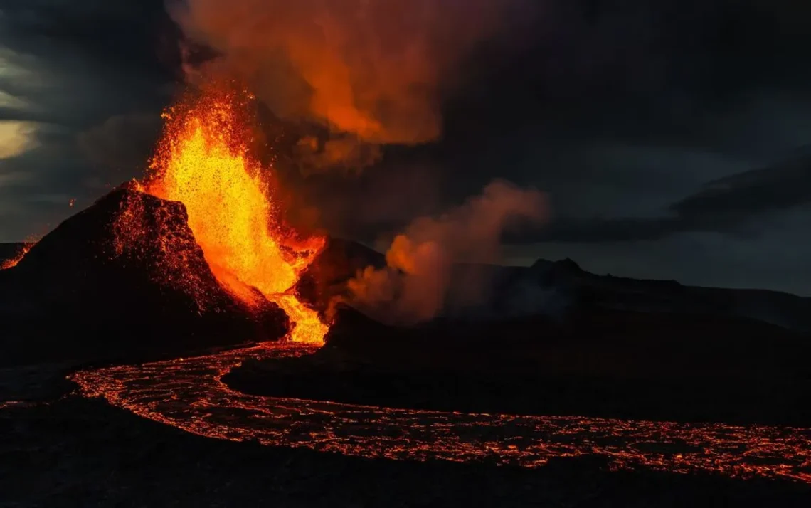 vulcanismo, erupções, atividade vulcânica;