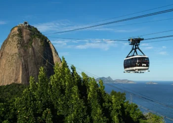 colaboração, aliança, cooperação;