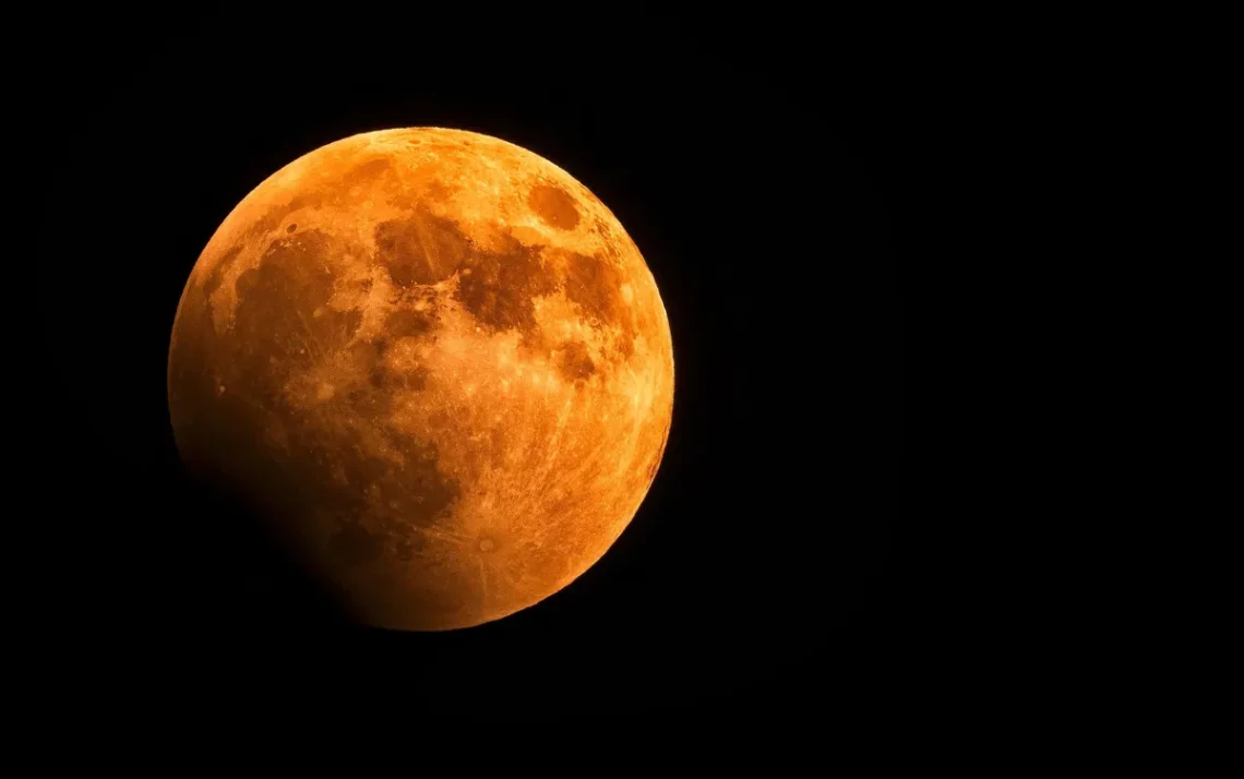 Lua do Inverno, Lua da Renovação, Lua de Morango;