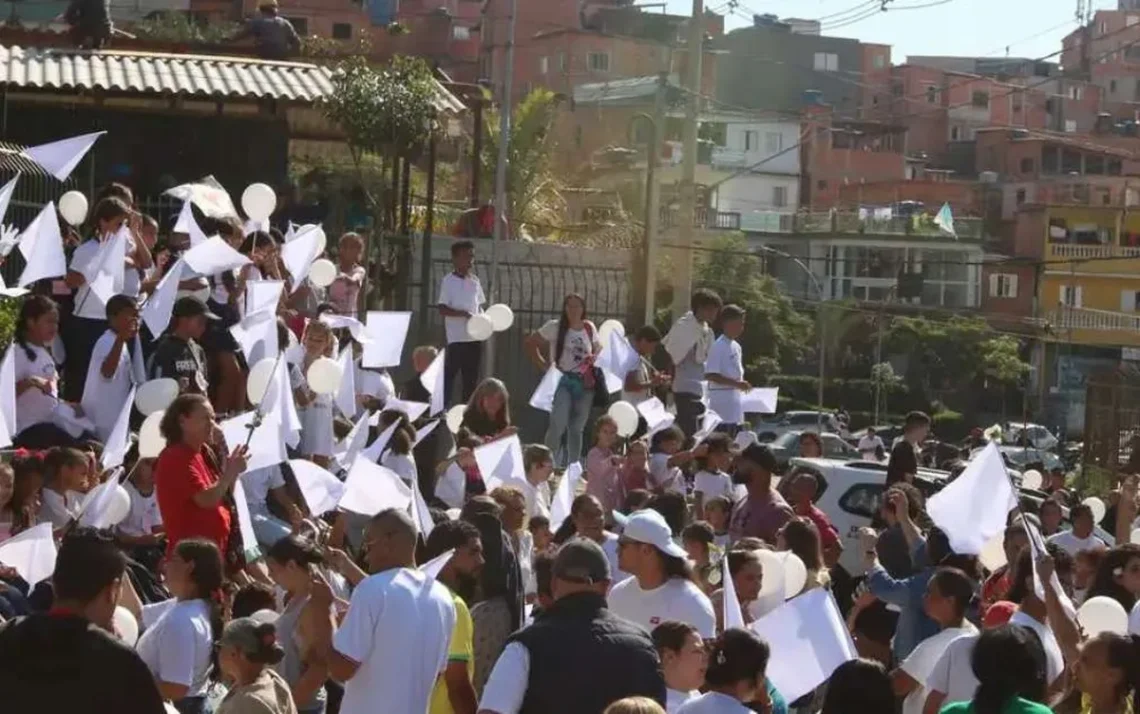 A comunidade pede paz na caminhada organizada pela Escola Municipal de Ensino Fundamental Perimetral, em 2023. Foto: Rovena Rosa/AB - Todos os direitos: @ Terra